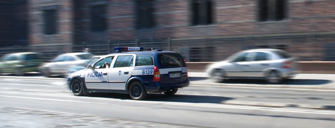 Policjanci z Wydziału Ruchu Drogowego we Wrocławiu zatrzymali po pościgu uciekających mężczyzn.