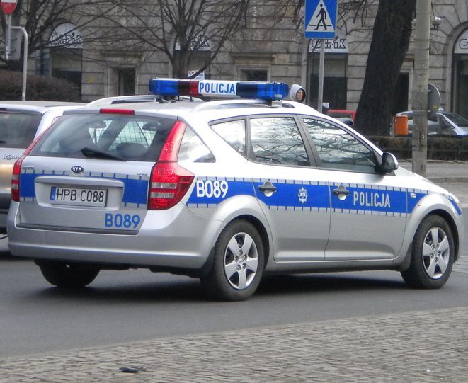 Wrocławscy policjanci ujęli trzech mężczyzn kradnących kabel energetyczny