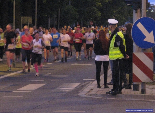 Nocny półmaraton za nami. Ponad 5 tysięcy osób przebiegło ulicami Wrocławia [WYNIKI], KWP we Wrocławiu
