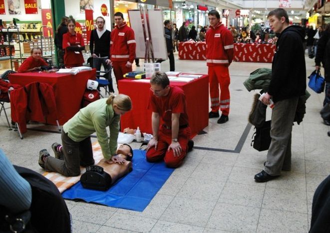 Wrocławscy ratownicy uczą jak udzielać pierwszej pomocy.