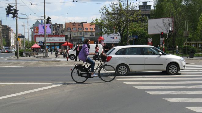Rowerzyści nie mają obowiązku korzystania z dróg dla pieszych i rowerów i mogą korzystać z jezdni