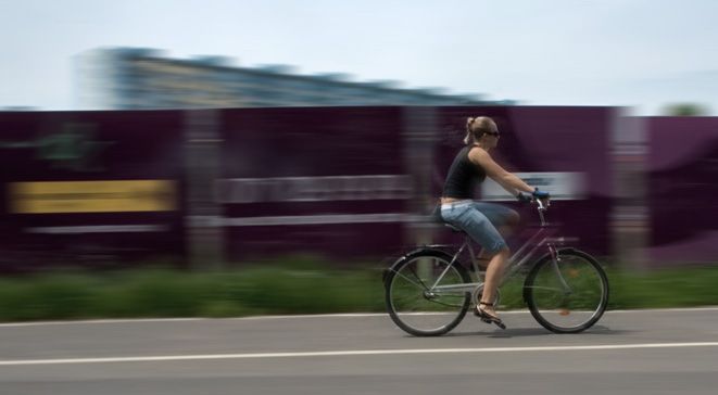 Niefrasobliwa kobieta jechała rowerem po Autostradowej Obwodnicy Wrocławia, archiwum