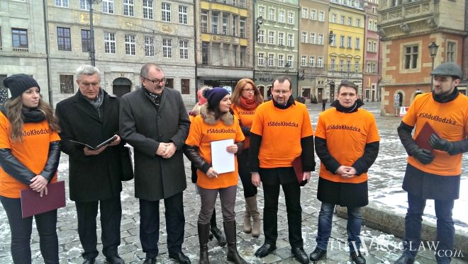 Dolnośląscy politycy ubrani w pomarańczowe koszulki wyszli na ulice 