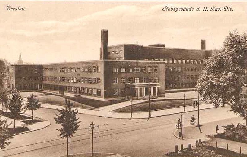 Budynek Komendantury Wojskowej autorstwa Otto Ludwiga Salvisberga wybudowany w 1928 roku w rekordowym tempie 85 dni . Na pierwszym planie widoczne skrzyżowanie ulic Gajowickiej (Gabitz Strasse) i Pretficza (Hardenberg Strasse).