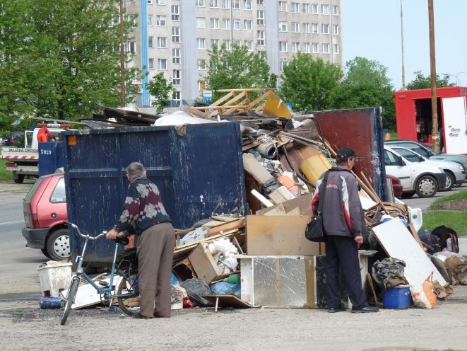 Mimo zapewnień władz, pełne kontenery śmieci straszą na Kozanowie.