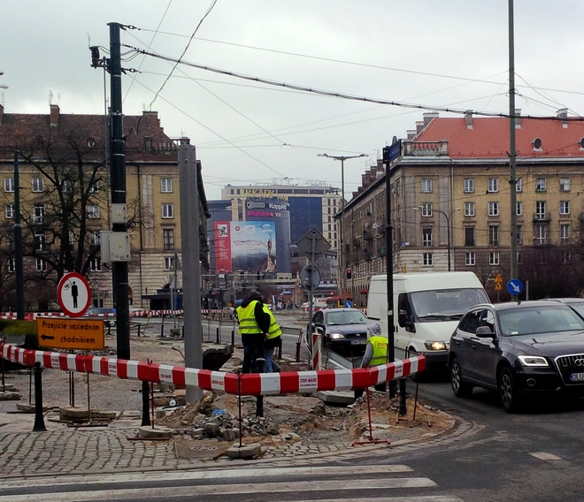 Na placu Kościuszki są już słupy pod nową sygnalizację świetlną [FOTO], ZDiUM