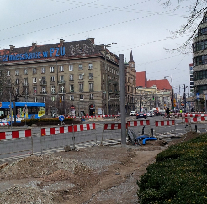 Na placu Kościuszki są już słupy pod nową sygnalizację świetlną [FOTO], ZDiUM
