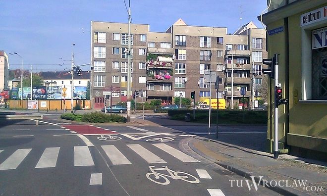 Sygnalizator dla rowerzystów przy ul. św. Mikołaja bardzo często zasłonięty jest przez parkujące tam samochody