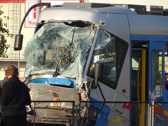 33 osoby poszkodowane w zderzeniu tramwajów na Legnickiej (zdjęcia, film), kw