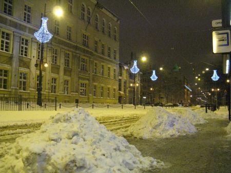 W tym roku śnieg nie zasypał jeszcze ulic i chodników, dlatego zajęto się ich czyszczeniem z brudu