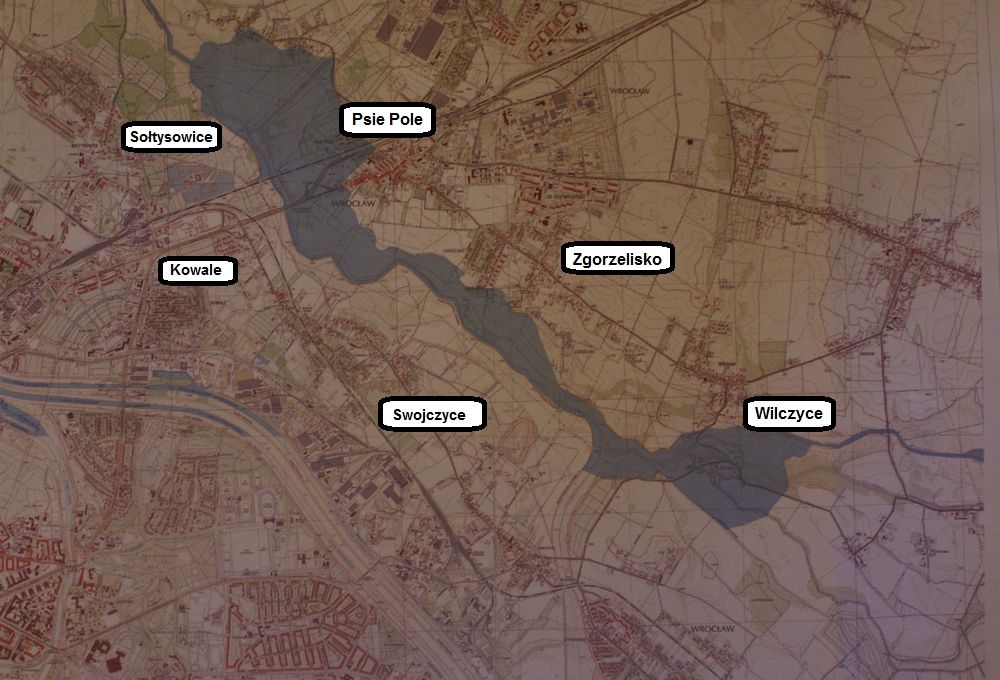 Na zdjęcie mapy pokazującej, które tereny mogą zostać zalane (na niebiesko) nanieśliśmy nazwy osiedli.