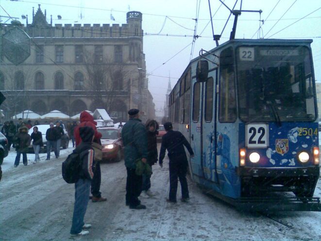 Na skrzyżowaniu przy Placu Wolności z szyn wykoleił się tramwaj linii 22.