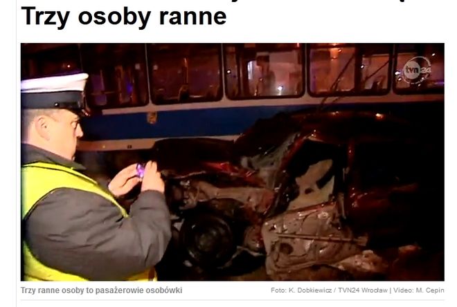 Samochód zderzył się z tramwajem. Kierowca zdemolowanego auta w stanie ciężkim, źródło: tvn24.pl
