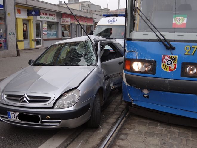 Samochód wjechał pod tramwaj na ul. Piłsudskiego. Cztery osoby ranne [FILM], kw