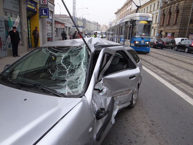 Samochód wjechał pod tramwaj na ul. Piłsudskiego. Cztery osoby ranne [FILM], kw