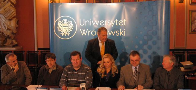 Rektor Uniwersytetu Wrocławskiego Marek Bojarski wraz z naukowcami, którzy odkryli szczątki neandertalczyka.