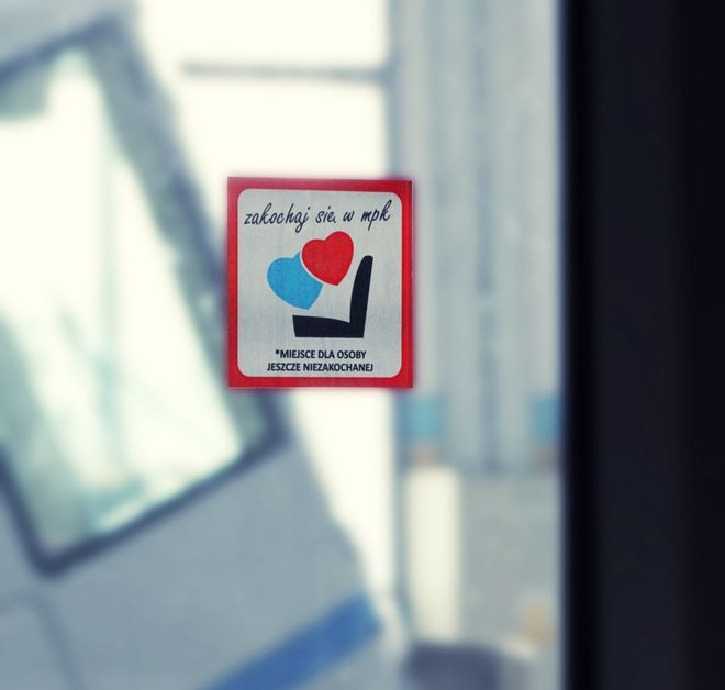 We wrocławskich tramwajach pojawiły się piktogramy oznaczające miejsca dla osób „jeszcze niezakochanych”