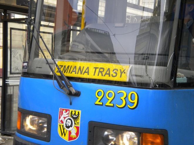 Wrocław: zderzenie tramwaju z dwoma samochodami. Rannym udzielano pomocy na miejscu, archiwum