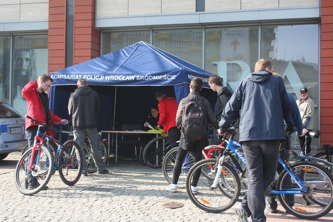 Wrocławscy policjanci zachęcają do znakowania rowerów