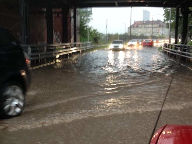 Wskutek potężnej burzy wiele wrocławskich ulic zostało zalanych [zdjęcie ilustracyjne]