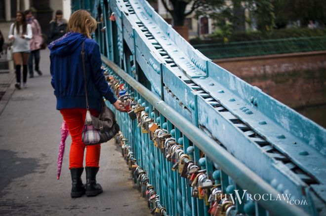 Most Tumski mieszkańcy i turyści już dawno przeobrazili w most zakochanych