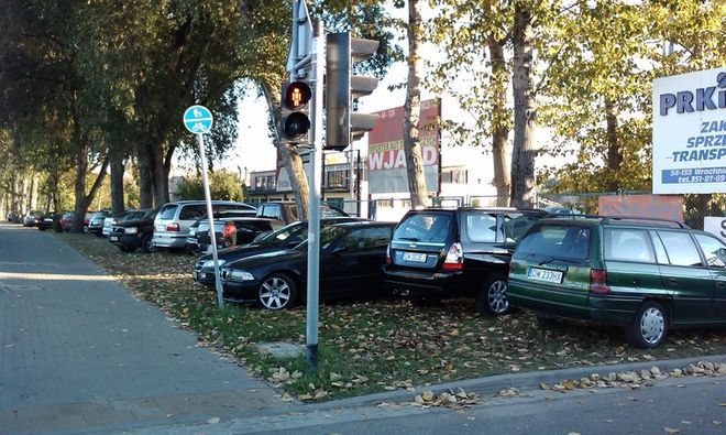 Straż miejska robi porządek ze źle zaparkowanymi autami