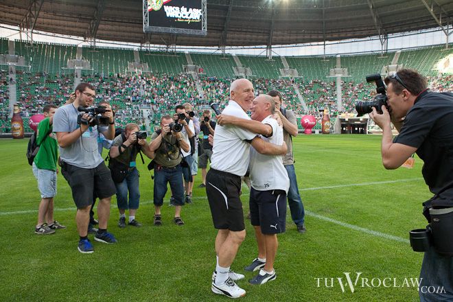 Rok 2011: Janusz Sybis w objęciach Oresta Lenczyka podczas pierwszego treningu Śląska na nowym Stadionie Miejskim