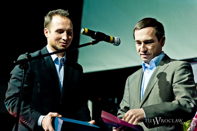 W imieniu Rafał Dutkiewicza, nagrodę odebrał wiceprezydent Maciej Bluj (z prawej)