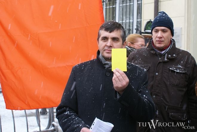 Politycy Ruchu Palikota pokazali prezydentow Dutkiewiczowi i jego radnym żółtą kartkę