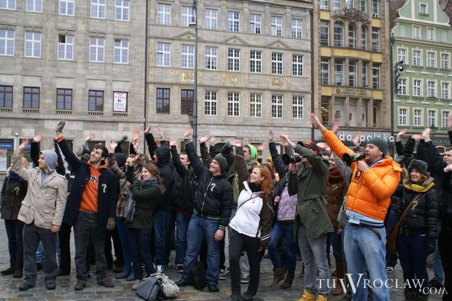 We flash mobie pod pręgierzem wzięło udział kilkadziesiąt osób