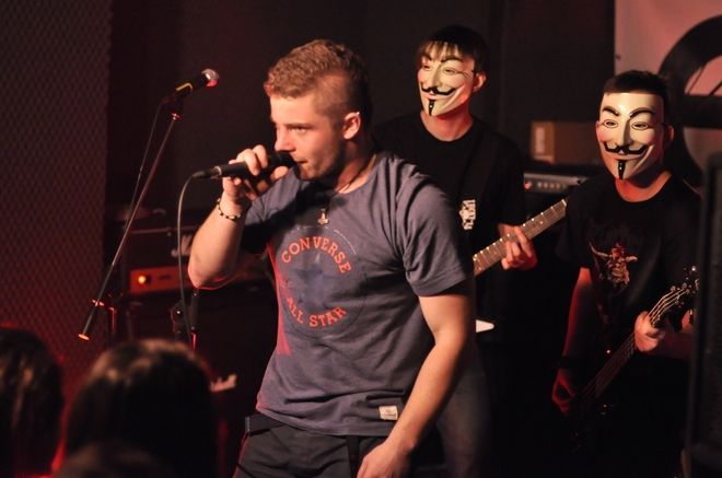 Podczas wykonywania  utworu inspirowanego ACTA, zespół założył popularne ostatnio maski.