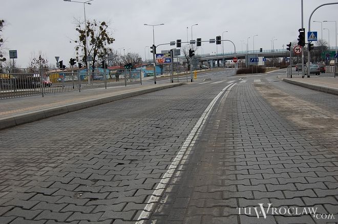Urzędnicy - zamiast budować linię tramwajową - chcą przedłużyć istniejący na ulicy Strzegomskiej buspas