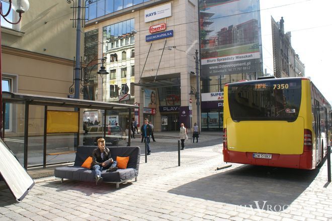 Obok Rynku w poprzek torowiska zaparkował autobus MPK, tm