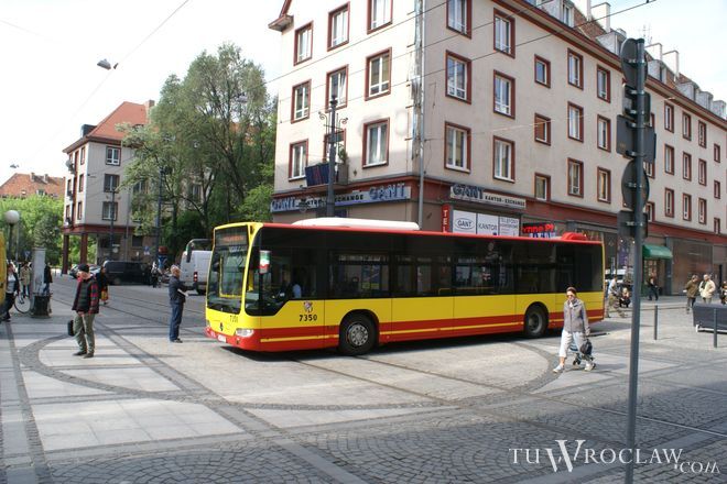 Obok Rynku w poprzek torowiska zaparkował autobus MPK, tm