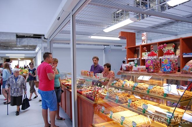 W hali kupieckiej swoje towary sprzedają m.in. kupcy z targowiska na pl. Grunwaldzkim