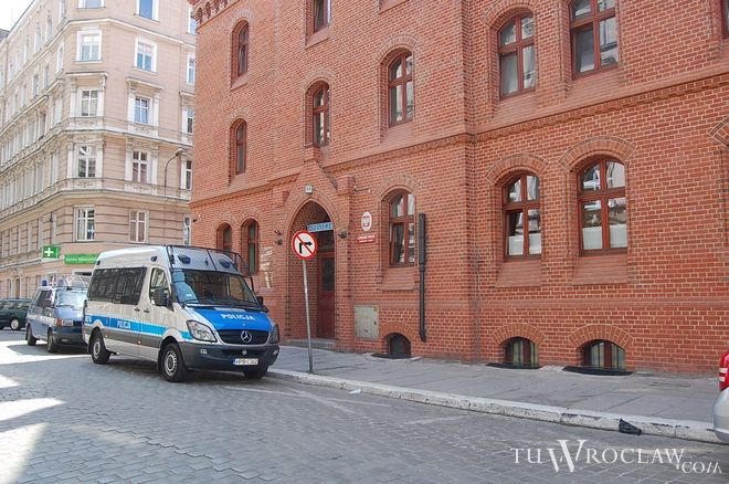 Wrocławska policja zatrzymała pedofila. Wszedł za dwiema nastolatkami do klatki jednego z bloków i..., archiwum