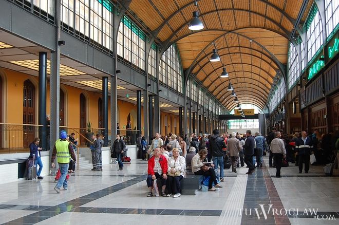 Na największym wrocławskim dworcu przybywa udogodnień dla pasażerów