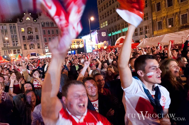 Szał radości w Strefie Kibica w czasie meczu Polska-Rosja
