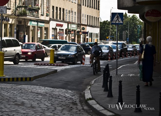Poruszanie się rowerem po Wrocławiu to często walka z kierowcami i pieszymi