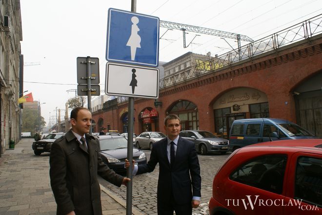 Specjalny znak przed urzędem miejskim postawili wspólnie Krzysztof Liegmann i poseł Michał Jaros