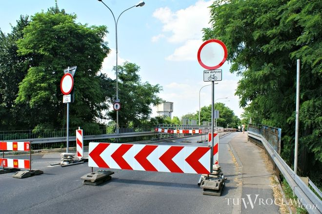 Do wypadku doszło w okolicy budowanego wiaduktu nad ulicą Chociebuską. Kierowca nie zauważył końca drogi