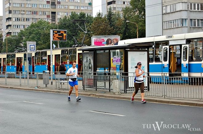 Maratończycy przebiegli przez Wrocław. Wielki bieg ulicami miasta w obiektywie, Tomek Matejuk