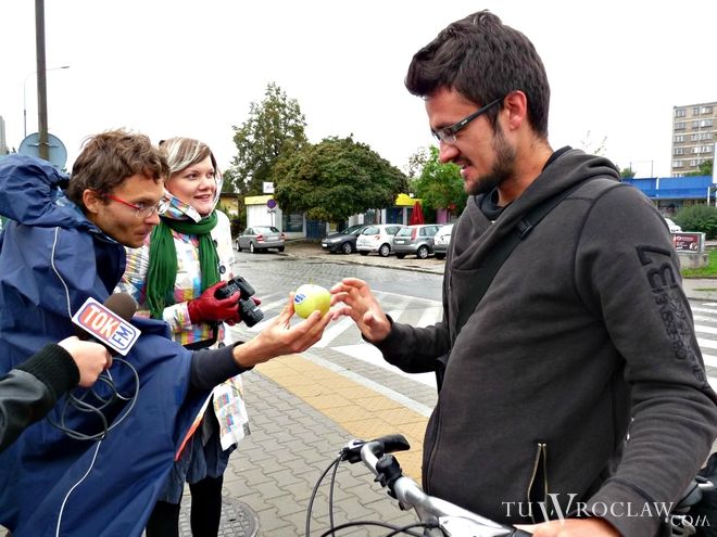 Rowerzyści rozdają śniadania w centrum: kawa i coś na ząb dla każdego cyklisty, Tomek Matejuk