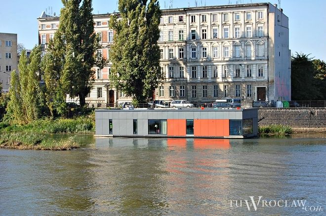 Pierwszy w Polsce dom na wodzie zacumował na stałe tuż przy moście Grunwaldzkim, Tomek Matejuk