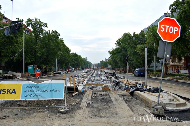 Na rozbudowywanej ulicy Curie-Skłodowskiej już leją asfalt i kładą nowe tory, Tomek Matejuk