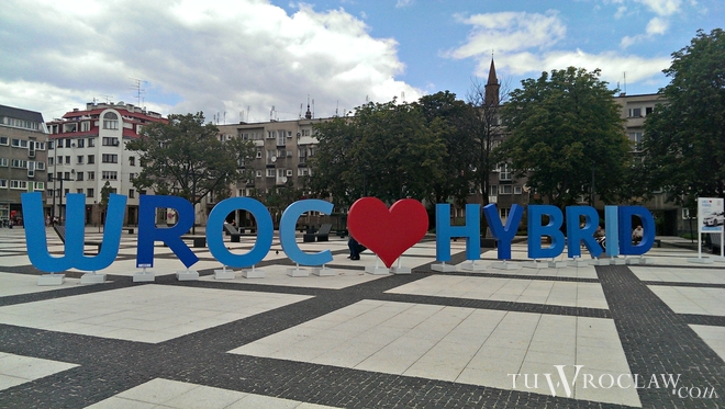Wielki niebieski napis stanął na odnowionym placu Nowy Targ, Tomek Matejuk