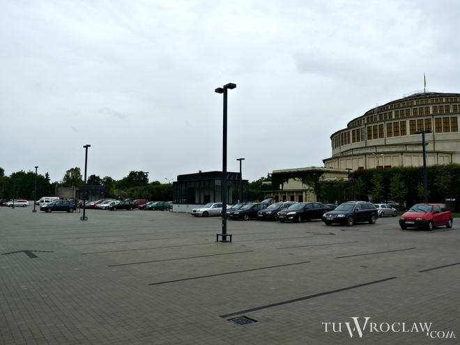 Po otwarciu podziemnego parkingu przy Hali Stulecia, zamknięto parking przy ul. Mickiewicza