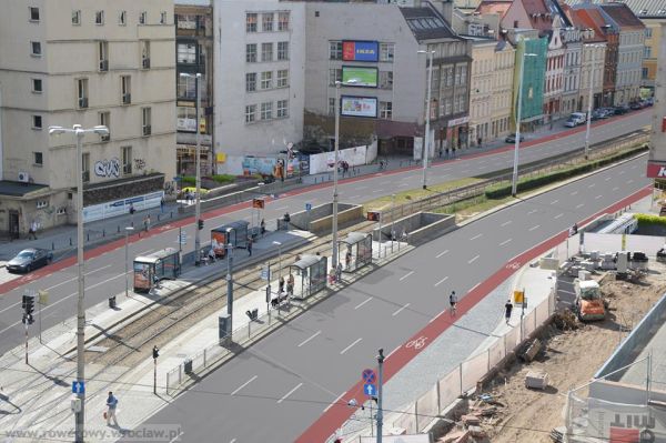 Aktywiści cieszą się z nowych tras rowerowych wokół Rynku. I apelują: załatajmy kolejne dziury!, arch. M. Osiński/Rowerowy Wrocław