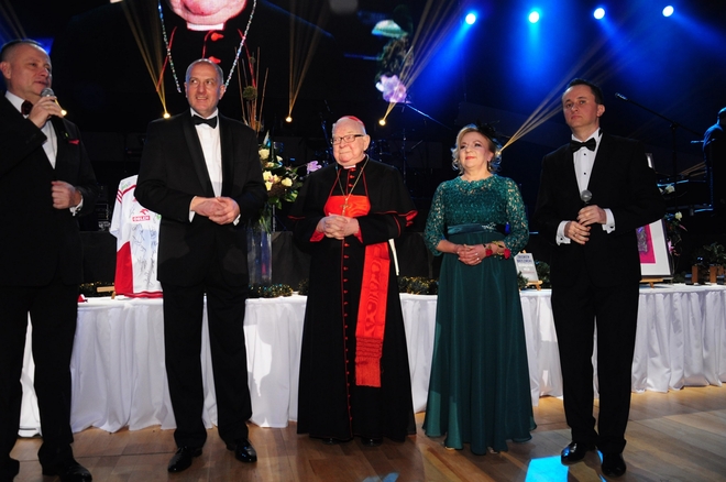 Gości powitał tradycyjnie ksiądz kardynał-senior Henryk Gulbinowicz, który razem z Anną i Rafałem Dutkiewiczami otworzył bal