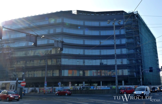 Ulicę Wierzbową modernizuje firma Skanska, który buduje tam swój nowy biurowiec